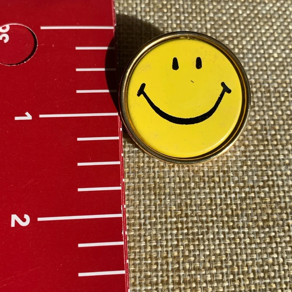 1970’s smiley pin, vintage, good condition